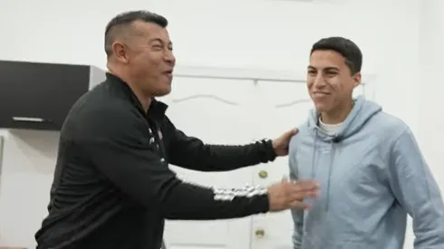 Jorge Almirón y Jonathan Villagra bromearon en la oficina del DT de Colo Colo.