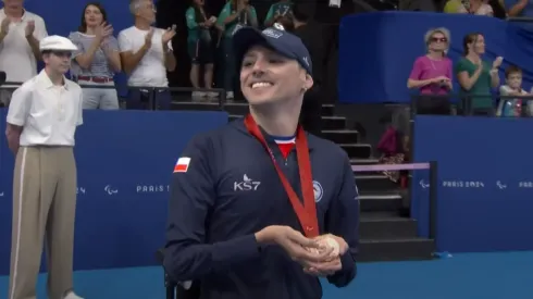 Alberto Abarza con su medalla de bronce en París 2024