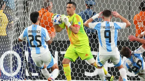Claudio Bravo pudo haber estado ante Argentina.