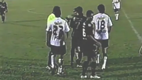 Andrés González y Arturo Vidal ante Alajuelense de Costa Rica.