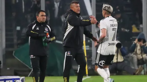 Jorge Almirón felicita a Carlos Palacios por su nivel en Colo Colo.