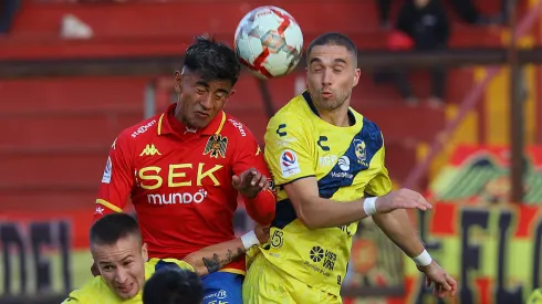 Franco Frías y Diego Oyarzún pelean por la pelota en el partido de la fecha 8 del Campeonato Nacional 2024 entre Unión Española y Everton.