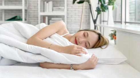 Con este simple cambio en tu rutina de dormir peudes evitar un infarto