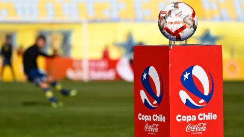 El balón oficial de la Copa Chile 2024 en el partido de ida de la semifinal de la Zona Centro Sur entre Everton y Universidad de Chile.