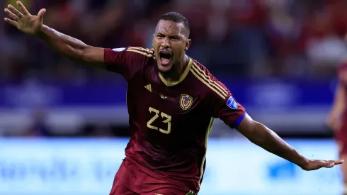 Salomón Rondón festeja su gol contra Canadá en los cuartos de final de la Copa América 2024.