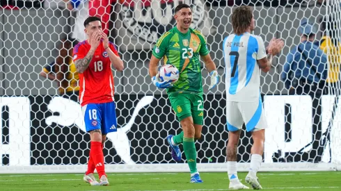 Rodrigo Echeverría se lamenta la ocasión fallada en el partido entre Chile y Argentina en la Copa América 2024.