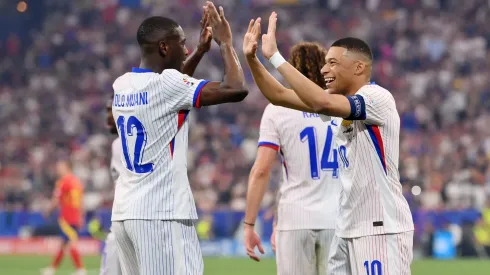 Mbappé y Kolo Muani festejan el gol de Francia contra España en la semifinal de la Eurocopa 2024.