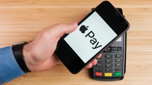 Pago con Apple Pay- Foto retirada de Alamy Stock Photo- Volodymyr Kalyniuk