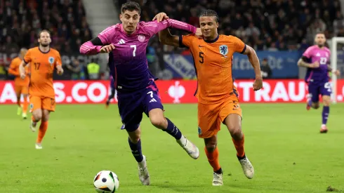 Kai Havertz y Nathan Aké disputan el balón en el último Países Bajos vs Alemania.