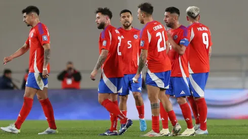 Los jugadores de Chile tras la derrota con Argentina en la fecha 7 de las Eliminatorias Sudamericanas.
