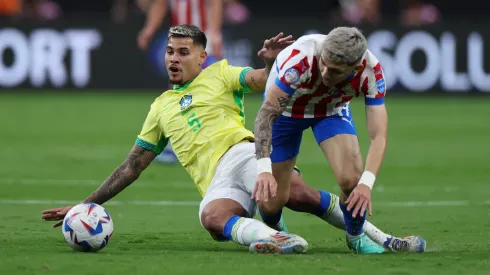 Bruno Guimarães y Julio Enciso en Brasil vs Paraguay, en la Copa América 2024.