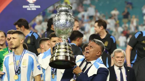 Chiqui Tapia fue duramente atacado en Argentina