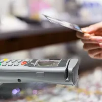 Los descuentos que puedes usar los días martes si tienes tarjetas de estos bancos