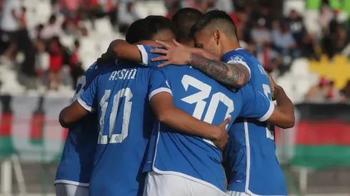 Los jugadores de Universidad de Chile festejan el gol de Cristian Palacios contra Palestino en la final de ida de la fase regional de la Copa Chile 2024.
