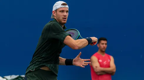 Nicolás Jarry entrenando en China con el equipo chileno de la Davis.