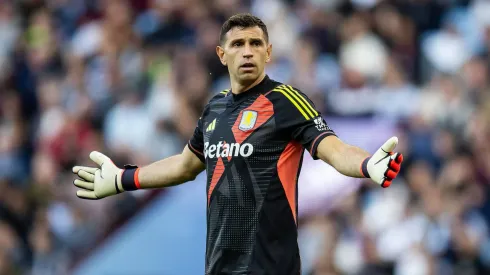 Dibu Martínez recibió dos goles en menos de 30 minutos