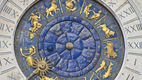 Revisa tu horóscopo diario.