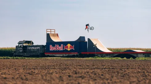 Dawid Godziek dejó a todos con la boca abierta con esta maniobra sobre un tren en movimiento.