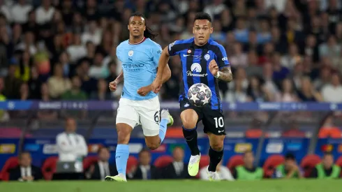 Lautaro Martínez y Nathan Aké van por el balón en la final de la UEFA Champions League 2022/23.