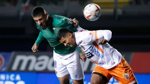 Ignacio Jeraldino disputa el balón con Cristian Toro en el partido entre Cobresal y Audax Italiano, en la primera rueda del Campeonato Nacional 2024.