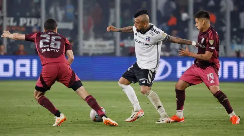 Arturo Vidal con el balón en el partido entre Colo Colo y River Plate en la Copa CONMEBOL Libertadores 2024.