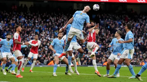 Erling Haaland va por el balón aéreo en el último enfrentamiento entre Manchester City y Arsenal.
