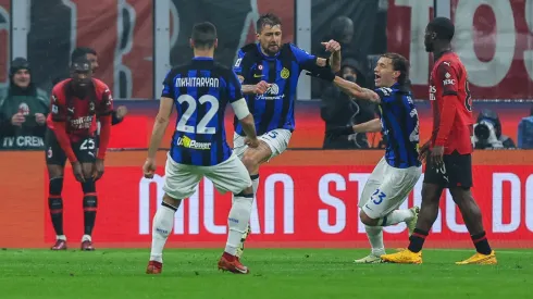 Francesco Acerbi celebra su gol en el último Derby della Madonnina de Inter vs Milan, en la Serie A 2023/24.