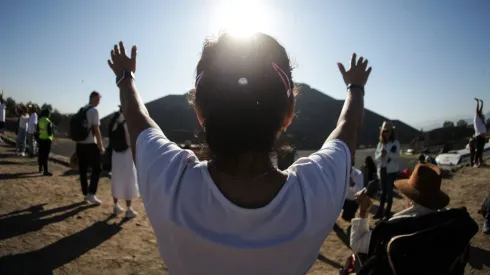 Mujer toma el sol frente a la Pirámide del Sol para dar la bienvenida al equinoccio de primavera.
