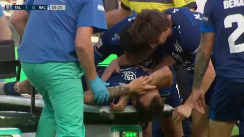 El central chileno tuvo que ser retirado en camilla