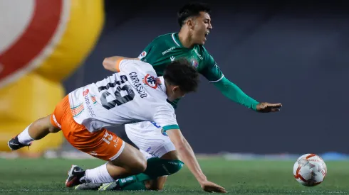 Marco Collao y Sergio Carrasco en el partido de la primera rueda entre Audax Italiano y Cobresal, en el Campeonato Nacional 2024.