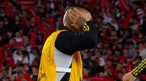 Arturo Vidal salió con todo a la cancha del Estadio Más Monumental y provocó a los hinchas de River Plate.