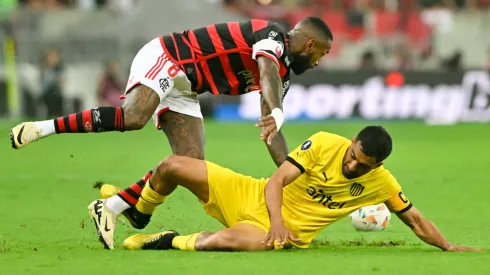 Gerson y Maximiliano Olivera disputan el balón en el partido de ida de los cuartos de final de la Copa CONMEBOL Libertadores 2024.