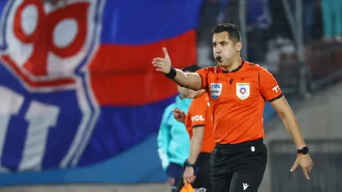 Garay cobró penal para la U en una controvertida jugada