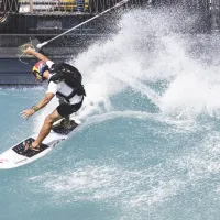 Increíble: Sebastián Álvarez aterriza surfeando la ola artificial más grande del mundo