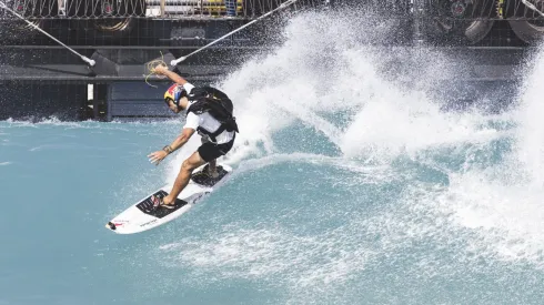 El chileno Sebastián Álvarez saltó en paracaídas y aterriza surfeando la ola artificial más grande del mundo.