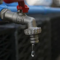 Sernac solicita compensaciones a dos empresas por cortes de agua en la RM y el Maule