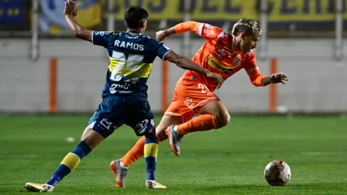 Francisco Arancibia y Emiliano Ramos en Cobreloa vs Everton, en la primera rueda del Campeonato Nacional 2024.