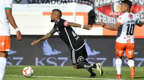 Arturo Vidal y Leonardo Valencia en el último Cobresal vs Colo Colo, en la primera rueda del Campeonato Nacional 2024.