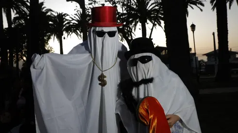 Adultos y niños celebran Halloween