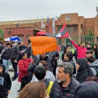 Multitudinaria marcha llega a la ANFP por polémicos cambios: "No maten el fútbol formativo"
