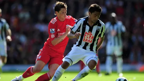 Gonzalo Jara en West Bromwich frente a Fernando Torres del Liverpool.