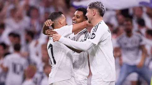 Rodrygo, Lucas Vázquez y Federico Valverde festejan uno de los goles ante Alavés, en LaLiga 2024/25.