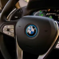 Lujo y exclusividad sobre ruedas: Estas son las marcas y modelos de autos más buscados en Chile