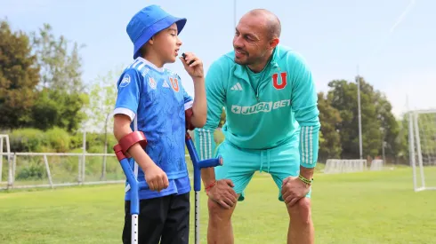 El capitán Marcelo Díaz recibió al pequeño en el CDA.