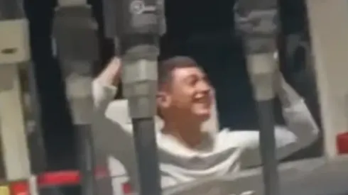 Cristián Zavala vivió un momento muy feliz en plena recarga de combustible.