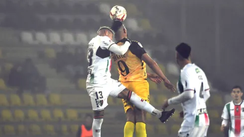 Cristian Suárez y Andrés Chávez disputan la pelota en el último partido de Coquimbo Unido vs Palestino disputado en el Estadio Francisco Sánchez Rumoroso.