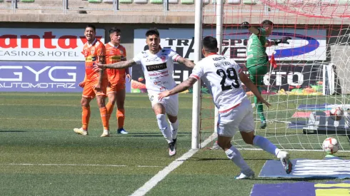 Felipe Reynero festeja su gol para Deportes Copiapó ante Cobreloa en el partido de la primera rueda del Campeonato Nacional 2024.