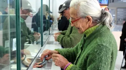 Los pensionados volverán a recibir un bono extra a su pensión.