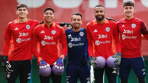 Brayan Cortés, Lawrence Vigouroux y Vicente Reyes pelean por el arco de Chile.