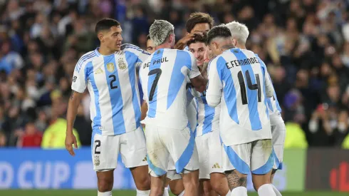 Jugadores argentinos festejan el gol de Julián Álvarez contra Chile, en la fecha 7 de las Eliminatorias Sudamericanas 2026.